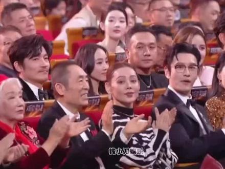 听到钟楚曦拿下金鸡奖女配,黄晓明宁静的表情亮了