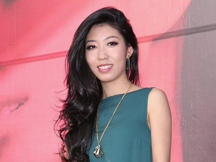 拿着母亲的赃款,享受着自己的人生