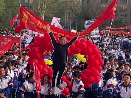 济南一中第14届“班主任节”上,各班同学脑洞大开为“老班”创意“打call”~网友:用抽象的方式表达具象的爱❤️@济南市教育局 @山东省济南第一中学