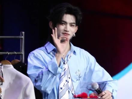 云旗郝熠然 头纱。所以故事有点长:@云旗Yunqi 选了洁白的头纱 @郝熠然 为云旗戴上眼镜,云旗亲手为普普打好领带,戴上肩纱...互相为对方打扮好,一起走走向T台秀场(婚礼现场)!💒 #云旗 #郝熠然 #云熠 #绝配 #甜蜜暴击