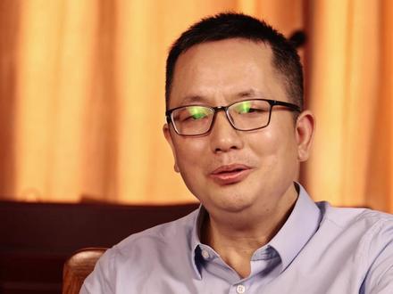 我们在新的一年 那大家做人做事呢 就不要叶公好龙 龙年说龙
今天我们来聊一聊
大家熟悉的叶公好龙
实际上
叶公好龙在之前是读作shè公好龙
这个字呢
啊因为汉字简化之前
它实际上是两个字
表示地名的
读作“shè”
表示树叶的叶
读作“叶”
那叶公呢
是确有其人的啊
他不是姓叶
而是指呢
在叶县这个地方的这位老兄
我们称之为叶公
当然过去是叫“shè”公
他是著名的背锅侠了啊
2,000多年
背了黑锅
他为官一任
实际上呢
卓有政绩啊
名声比较好
但是呢因为受到嫉妒
受到打压哎
所以被误传了2,000多年
那他当年呢
治水的时候画这个地形图啊
那春秋时期呢
还没有纸张
所以画图形呢
要画在竹简上
有点太小
那就画在墙壁上
纵横交错的水渠呢
看起来就像啊
弯弯曲曲的龙哎
所以呢
其他人就说叶公这个人画的龙没有云
哎所以呢
他是爱好虚荣的人
当然是为了造他的谣
实际上呢
他是治水有方啊
然后呢为官清廉
当然现在叶公好龙
他的寓意已经被默认
被定型了啊
那我们也不去纠结了
也不为这个背锅侠去翻案
那就还是默认它的一个含义吧
那当然呢
我们在新的一年
那大家做人做事呢
就不要叶公好龙
那我们还是要生龙活虎
龙腾四海
治水的图形
#老茶汇 #龙年大吉 #叶公好龙 #龙年祝福 #认知