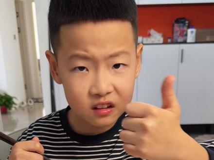 年夜饭.做鱼肯定少不了清蒸鲈鱼,这么做鱼一点也吃不出来腥味.肉质也不柴,一盘鱼我和小崔崔全吃了,做法简单.推荐#清蒸鲈鱼 #年夜饭菜谱 #清蒸鱼 #抖音美食教程