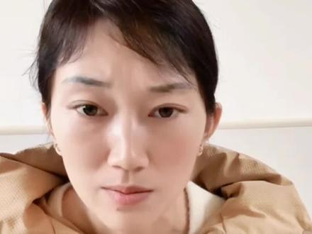 厉怀远与林丽的婚姻风波持续发酵,林丽晒出大额转账与亲属卡证据,证实对方存在婚内不忠行为,并明确表示两人尚未办理离婚证。厉怀远始终沉默回应,未否认相关事实,个人事业也因此受到较大冲击。
事件中,厉怀远姑姑公开发布与林丽的合照并直言其人品可靠,坚定站在林丽一方;厉怀远父母则直播表态,称只是小矛盾,事情已翻篇,希望两人为了孩子重归于好。
网友观点呈现分化,多数人同情并支持林丽,也有人认为双方感情早有裂痕,还有人呼吁为了孩子理性解决、减少公开争执。整体来看,家人态度偏向调和,事件仍留有缓和余地,也引发了大家对婚姻与责任的广泛思考。#厉怀远 #厉怀远爸爸 #厉怀远妈妈 #林丽 #厉怀远姑姑