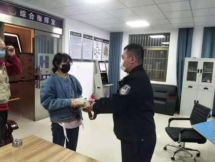 #为民办实事 钱包落服务区,一个电话民警立即帮找回