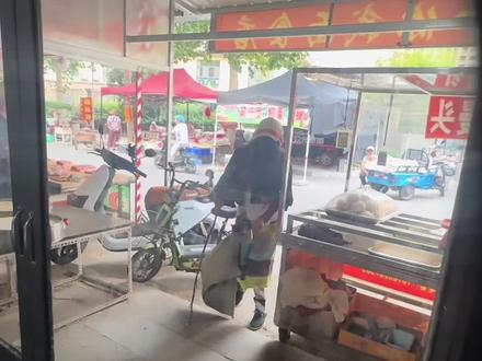 扮成乞丐去家里的馒头店看看家里人什么反应#搞笑