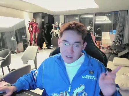 认知之外不要心存侥幸!凌晨黄金这波走势,是不是直接刷新你的认知?📉 历史高位直线跳水,短时间急跌 500 点,这种级别的波动在走势里几乎独一份!不光黄金,全球市场同步调整,白银从涨 4% 到跌 8%,国内相关品种跳水,美股、加密板块集体重挫,这波“杀跌”是真的狠!
你有没有发现,每次极端行情,总有散户前赴后继去抄底?大涨之后必有大跌,这话老套却次次应验。但这波暴↓最可怕的从不是行情,是你心里那句 “也许会反弹”,这是市场最狠的陷阱,更是散户的致命死穴,懂的都懂!
一个支撑位守住两次已是万幸,第三次再赌纯粹是送人头。反复被挑战的支撑位,早不是支撑,是主力挖好的接盘坑。我见过太多人,包括曾经的自己,盯着盘面下跌自我安慰,硬撑加仓,直到账户清零才醒悟:不是行情杀了你,是侥幸掐灭了账户生机,这步踩错,直接让你退出市场!
这就是散户的通病:用希望替代逻辑,用幻想对抗风险,用侥幸取代止损。而职业交易员能活下来,靠的从不是运气,是规则、执行、冷血,这是我踩坑爆仓无数次悟透的保命法则,三条铁律关键时候能救命👇
✅铁律一:每单必带止损,无止损不交易。止损是交易入场券,没止损连参与资格都没有,只要扛单不止损,人性就会接管操作,最后账户蒸发、情绪崩溃;
✅铁律二:止损设定绝不改。临时移止损是散户致命错,一步退步步退,成了市场情绪玩偶,到止损果断离场,砍掉的不是亏损,是人性的侥幸;
✅铁律三:别用钱压人性,小仓才是根本。觉得钱多能扛波动是最可笑的想法,扛不住的是内心贪念,哪怕资金少,先练执行再谈盈利,这是老交易人的铁律!
很多人说交易是修心,我告诉你,大错特错!💢 交易不是修心是修逻辑,数学和概率从不说谎,唯独人性是最大不确定,一丝情绪就会被市场无限放大。高手不是技术强,是纪律狠,止损不手抖、波动能冷静,只做规则的执行者。
我曾走过所有弯路:扛单、锁仓、无脑补仓,能犯的错全犯过,结局只有爆仓。直到账户一分不剩才清醒:人性是市场最贵的学费,不是每个人都付得起。
市场从不是战场,是筛子,筛选能忍、能等、能认错的人,淘汰贪婪、侥幸、情绪化的人。如果你还靠感觉交易、靠希望扛单,根本不是做交易,只是给市场送流动性。记住:职业交易员靠规则活,散户靠人性死。当你做到带损、不改损、小仓执行,不贪、不犟、不赌,那一刻,才算真正踏入交易的大门💪
#黄金 #交易员 #分享知识 #干货分享 #白银