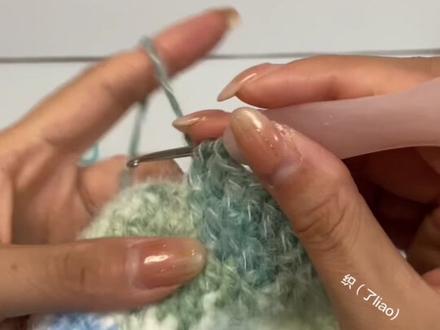 猫耳帽教程来了 针数不变,用不同的钩针,帽子的大小不一样,
婴幼儿用3.0 的钩针,头围45到48左右用3.5的钩针, 头围49-55左右用4.0的钩针 #手工编织零基础教学 #手工毛线编织 #手工钩织教程 #钩针编织