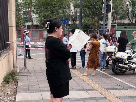 #2023四川高考 文综考试前 #北二外成都附中 考点 考生们“争分夺秒”,不放弃最后一刻的努力#高考加油 #决胜高考