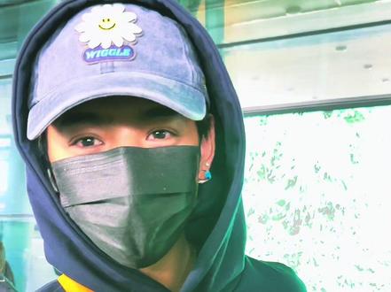 今天愚人节,丁真和粉丝们开玩笑也太可爱了🥰 丁哥说:就是那个骗人的节?#丁真 #丁真珍珠 #路人视角 #机场偶遇明星