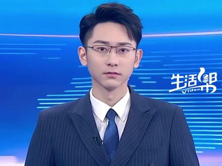 重庆女孩“呆呆”因千人杀猪宴走红后,家门前的土竟被挂上二手平台,包装成“转运土”“发财土”高价叫卖,标价从66元至888元不等。卖家声称可现场挖土拍视频,平台称暂无禁售规定,村委会则表示会劝返。一场温暖的邻里相助,却以荒诞的“卖土”闹剧收尾,别让善意沦为急功近利的生意。