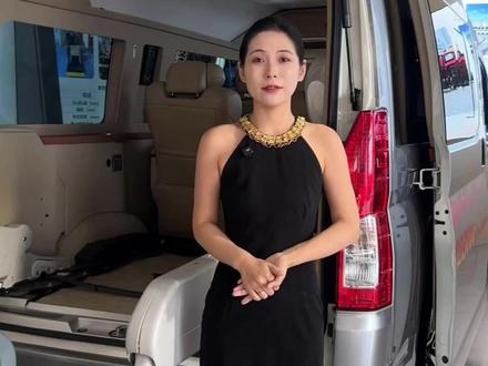 # 丰田海艾士福祉车!大型无障碍出行的暖心担当❤️
日本进口品质加持,海艾士把“包容”藏进每一处设计,让多人同行的无障碍出行不再难!
电动轮椅升降平台搭配宽大侧滑门+对开尾门双选项,轮椅上下车平稳无颠簸,1.1吨以上载重实力,就算加装医疗设备也稳妥。7-13座灵活布局可自由切换,不管是老年社团出游、残障群体结伴,还是医疗转运车队,都能精准适配。
2.8L柴油涡轮引擎动力遒劲,6速手自排搭配超小回转半径,市区转弯、路边停车都灵活,VSC车辆稳定系统+高刚性底盘,全程守护行车安全。低地台设计+一阶踏板,行动不便者上下车少费力,长途乘坐还有柔软座椅减轻疲劳感。
42万起的进口配置,兼顾实用与尊严,不管是机构采购还是家庭长期使用,都是大型无障碍出行的靠谱之选~ 为这份不将就的出行体验点赞!