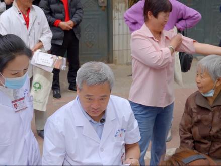 “绝不可以坑病人!”全国人大代表、河南省汝州市金庚康复医院院长宋兆普,在网络上是“网红中医”,在现实生活中是病人眼中的“好医生”。他说,病人是自己的恩人,也是亲人。#央视网不凡之路 节目对话宋兆普,看一位医者走过的不凡之路。@宋兆普#宋兆普