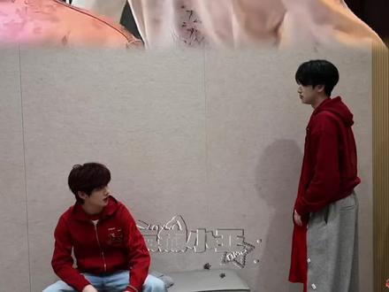 紫薯精上身了(素材@周小闹 )
这应该不是原视频哈 我就是觉得像才剪在一起的 大家注意甄别