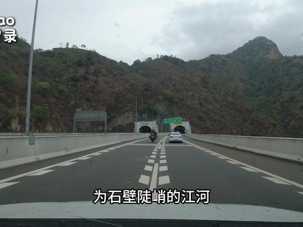 来一趟绿汁吧,逛一逛电视剧里好好的时光。 一个滇中铜矿变身成为影视基地,正是凤凰花开的季节,来一趟绿汁吧。#好好的时光拍摄地 #绿汁镇 #小涛的记录 #旅行vlog