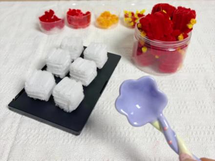 但凡网瘾小的 啥都看不懂😜
最近霉豆腐真的超火的 突发奇想用扭扭棒复刻了一下,感觉像是回到了小时候和朋友一起过家家,你们也一起来试试吧#扭扭棒#霉豆腐#霉豆腐制作 #热门#手工