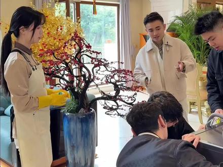 八年了,琳琳。这八年,我没能在你身边。你一个人带孩子、撑摊子,这些事,我想一次,心里就揪着疼一次。现在,我回来了。我不太会说漂亮话,就想着,以后不再让你受苦。说实话,马上要做那件最重要的事了,我紧张得一宿一宿睡不着。八年前的分开,像做了场大梦,现在梦醒了,我们又要走到一起了。这次,我说什么都不会再放手了。#猫七七 #黛莱皙 #上海大罗 #正能量 @围裙妈妈琳琳