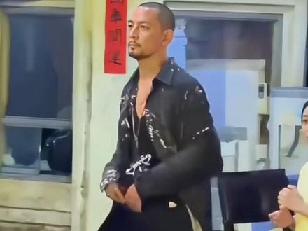 51岁的吴彦祖在《九龙城寨之终章》里的光头胡须造型曝光,走路带风,眼神凶悍,反差感拉满!叔叔年轻时可是帅得人神共愤#吴彦祖#九龙城寨终章#电影#创作者服务中心 #创作者扶持计划