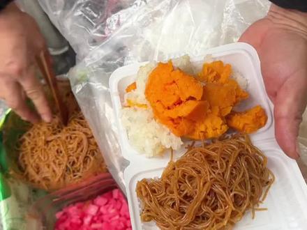 来重庆一定要吃的红薯糯米饭 #重庆美食 #红薯糯米饭 #当地特色美食#重庆街头美食才是性价比之王