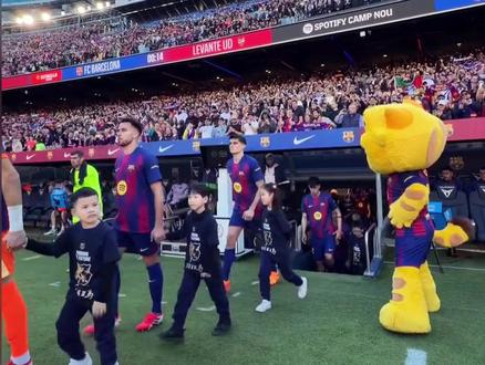 诚意满满!为庆贺中国农历新年,巴萨全队身穿中文印字球衣出场,表达对中国球迷的尊重#足球的魅力#巴萨vs莱万特 #亚马尔 #dou来足球季