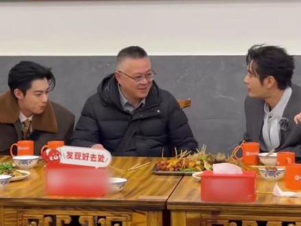 12月7日,黄晓明随综艺《宇宙闪烁请注意》到乐山录制时,1977年生的他管1972年出生的王鹤棣爸爸叫叔叔!#黄晓明 #王鹤棣 #宇宙闪烁请注意 #同龄人 @抖音小助手 @DOU+小助手 #媒体精选计划