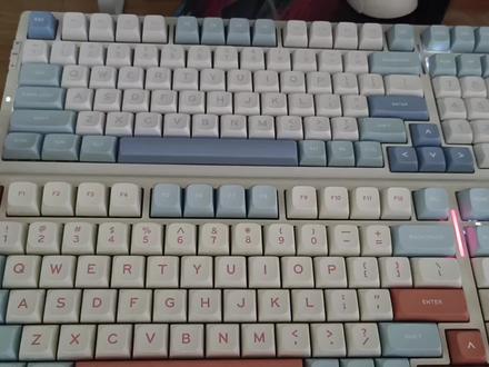 迈从g98pro对比迈从k99v2 g98pro烈焰橙轴和k99v2风信子轴灯光对比,真实测评,g98pro灯光简直比k99v2好太多了,k是慢,且不丝滑,就给人一种帧数很慢的感觉,买g98的时候感觉颜色不好看,到手感觉这蓝色真是比花里胡哨的橙色好看太多,问身边人也是这么觉得,果断留下g98pro,k99v2是有个侧边灯条,不过平时玩也看不到,所以有没有无所谓
而且k99宽度多1cm,导致不容易放进我的烧烤架电脑支架,要倾斜才可以,而g98刚刚好,如果迈从能在驱动多优化一下k99v2灯光,我都不会再买g98了,退货也麻烦,
还有,g98pro是比k99v2延迟快2毫秒的(其实也无所谓)#游戏外设 #键盘 #机械键盘 #迈从 @迈从官方旗舰店