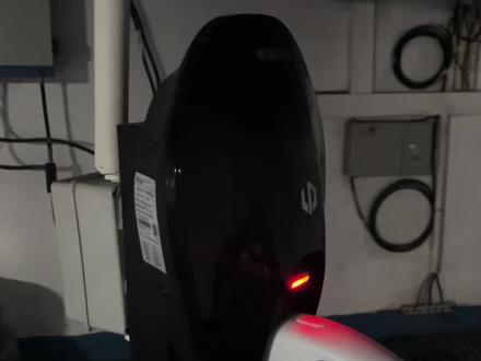 我们来欣赏一下“官方”,“厂家”的杰作。所谓厂家和官方,就是车企把充电桩承包给平台,平台把安装承包给各地区安装公司,安装公司在把充电桩承包给安装师傅,到安装师傅手里已经被转包第三次了。给的工价低的可怜,不做吧,又没能力自己自己做,只能是用最便宜的材料,拼多多购买的材料。车主花着高价,买的是最廉价的材料和服务,厂家唯一的话术就是保修,试想一下,电缆只要用国标的,根本不会坏,谈何保修呢?#车位安装充电桩 #充电桩