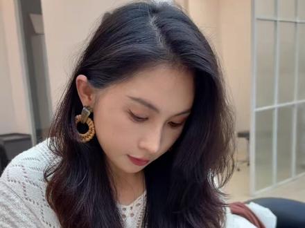 沙发自然卷选择这个发型美丽加倍 #方圆脸女生也适合的发型 #温柔系女生发型 #是你想要的氛围感发型嘛 #你的烫发tony老师来咯