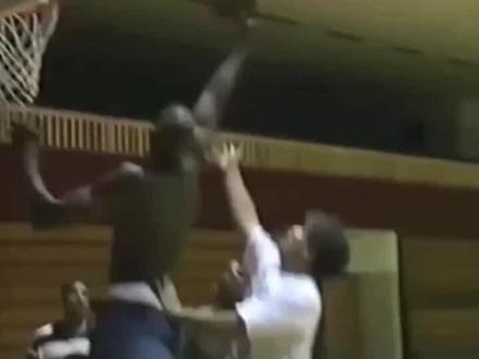 科比高中时期在球场打球 #科比