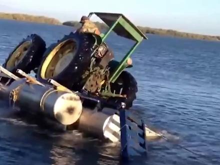 这太危险了,卡车一不注意就翻车了