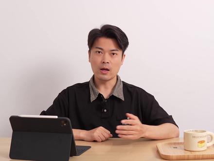 没有显示器,我照样用Mac Mini办公 没有显示器,我在用Mac mini办公。不用iPad,不用便携屏,只用一副眼镜:VITURE Luma XR眼镜。
连接一根Type-C,直接就是显示器。戴上之后是一块超大虚拟屏,可以写文档、剪视频、切窗口,和正常电脑一模一样。
而且它还有很多优点:
1️⃣ 很清晰(还能调近视)
2️⃣ 显示屏幕很大(等效146英寸)
3️⃣ 可以多屏同时用,提高工作效率
4️⃣ 比显示器和iPad更便携
5️⃣ 你看到的,别人看不到。
如果你想要:
👉 更便携
👉 更少设备
👉 更私密
这个方案可能非常适合你!它不是用来替代显示器,但它是一块“没有屏幕的屏幕”。
#显示器 #Mac显示器 #Macmini #VITUREluma #xr眼镜