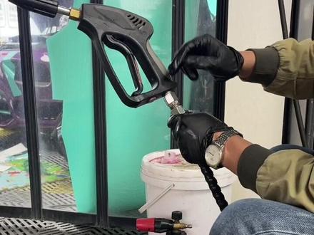 高压水枪装上不同的喷嘴喷射的水柱是不一样的,就像不同年龄段的我们尿的也不一样#专业汽车美容 #高压水枪