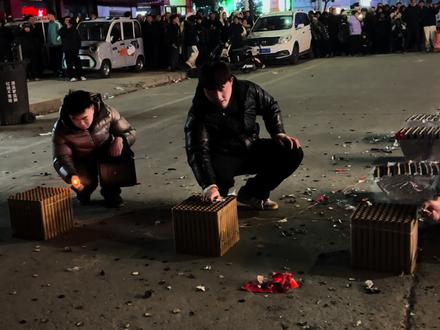 #爆竹 #摄影 #烟花秀
只是一场烟火散落的尘埃。