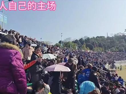 湘超1/4决赛永州队客场战娄底,下半场娄底首先打破永州队球门,不服输的永州队以角球一脚漂亮的倒挂金勾扳平比分,最让人可惜的第二个角球,以头球破门的球判冲撞门将无效,以常规赛1:1平将两队拉入点球大战,最终以永州队扑中两球战胜娄底。#足球 #湘超永州 #点球 #湘超 #湖南