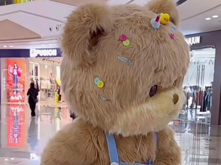 好看的皮囊千篇一律,有趣的灵魂万里挑一。暴暴熊好可爱呀!新年大家都要幸福哦!视频出自@暴暴熊BOOM BEAR。感谢你的出现,温暖了我的抖音,治愈了我疲惫的心!大家有没有被治愈到呢?#真实生活分享官 #暴暴熊 #治愈 #搞笑 #这也太可爱了吧