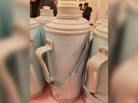 人民大会堂老式热水瓶走红。#热点 #新闻#记录真实生活 #日常分享 #抖音