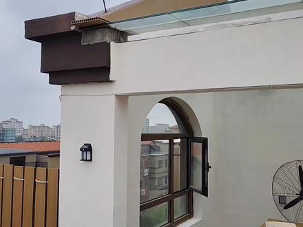 鸟:这届人类终于懂事了!亲手打造“拎包入住”精装小户型鸟窝 🙋♂ 各位热爱小动物/手工达人们注意啦!你是否也曾羡慕过别人家阳台上的“鸟语花香”?别急!今天手把手教制作精装小户型鸟窝。🔨这次教程你将看到:
• 零基础友好:工具简单,步骤清晰,手残党也能轻松跟上!(放心,翻车部分已剪掉...大概吧😜)
• 材料超亲民:主打一个废物利用/省钱小能手!大部分材料家里就能翻到。
• 安全又舒适:重点考虑防风避雨和保温(关键!),选用无毒无害材料,让小住客住得安心。
💖 如果你也想为城市里的小精灵们添个家,或者单纯享受DIY的乐趣,快收藏点赞学起来吧!🎬 欢迎在评论区晒出你的作品,分享吸引小鸟的妙招,或者告诉我你想看什么更“离谱”的鸟窝改造!🌿