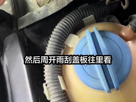 自己动手清洗空调管道 嘎嘎彻底#汽车 #汽车空调清洗 #汽车空调异味 清洗之前注意事项:一定要用汽车空调专用清洗剂泡沫的。 一定要少量的喷不要着急。要把空调滤芯拆下来盖装上之后清洗。要鼓风机开高档清洗。清洗以后多开一会风吹吹干。喷多了有概率导致鼓风机损坏
