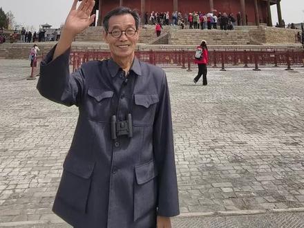 什么是平坐?零基础开始学古建筑呀 高层古建平坐:营造智慧与人文意蕴 平坐为高层楼阁、佛塔特有的悬挑构造,亦名阁道、飞陛、鼓坐,被喻为环楼挑台。其以斗拱、阑额为构架,自楼体向外悬挑围合,铺设楼面并安设勾阑,融结构功用与人文内涵于一体。 在营造体系中,平坐是木构楼阁核心刚性夹层。以应县木塔为例,外显五层,内设四重平坐暗层,辅以斜戗、辅柱拉结柱网,形同现代建筑圈梁,大幅提升整体抗震与整体稳定性。宋辽时期楼阁盛行叉柱造,上层立柱落于平坐斗拱之上,借斗拱传导水平竖向荷载;清代渐变为通柱形制,斗拱结构功用消退,更侧重竖向整体受力,尽显古建营造力学的迭代精进。 高层楼阁采用平坐结构,可以突破原木料尺度桎梏,以短柱分层叠构,造就高层楼阁形制,既满足登临游观的实用价值,又契合古人高台栖仙的精神愿景。敦煌古绘之中,就有天宫楼阁平坐勾阑经典形制。 平坐凝聚历代匠师营造巧思,是古建结构、形制、礼制的集大成之作,承载先民天地哲思与精神追求,亦为当代建筑传承传统营造理念提供有益借鉴。#古建筑之美 #应县木塔