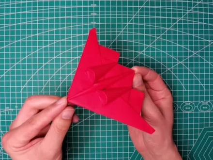 制作步骤超级简单明白,小孩子也能做出世界经典超酷军机。快和孩子一起动手做一架吧#折纸 #亲子手工 #纸飞机