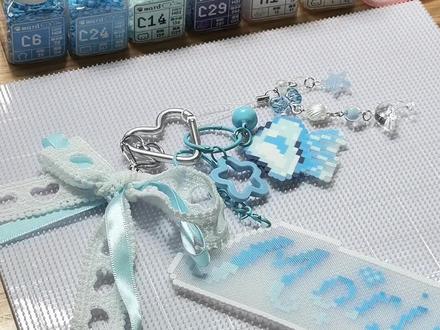 这期是一组蓝色的拼豆姓名牌~
#我染上了拼豆 #真实生活分享计划 #没点艺术细胞刷不到 #手工 #晒出你们的diy