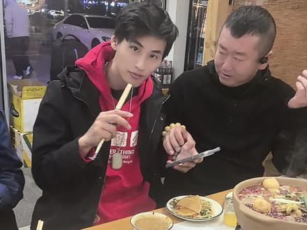 大表哥带云鹏来自己家店里尝尝味道,云鹏宝贝说很棒#张云鹏#叶大胖广式牛杂煲