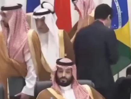 沙特阿拉伯法律规定:禁止触碰国王。
川建国:碰还碰不得?