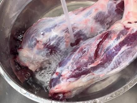 今天没事在家做酱牛肉,给你们再出一个教程,照着我这个教程做就没有不好吃的,一大早买了几斤牛腱子肉,准备做个卤牛肉要选这种五花腱卤起来才好吃。牛腱子先泡一泡雪水卤汁我一直选的是这个潮汕卤汁。这个卤汁酱香浓郁,他的配料是由二十几种材料熬制而成的,打开袋子就可以闻到很香的酱香味。放上卤汁最好先给他腌制个半个小时,腌制好之后再加入清水,烧开之后撇去上面的浮沫,然后转小火炖一个两个小时左右,卤好之后泡一个小时会更入味,可以用保鲜膜包起来冷藏一个晚上,这样拿出来更好切,切出来的卤牛肉片也非常漂亮。这个卤汁不要倒掉,还可以卤点别的东西,再煮一锅面,加一勺卤汤,配上一碗卤的菜,一盘卤牛肉,简简单单一顿早餐。#酱牛肉做法 #抖音美食创作者 #我的厨房日记