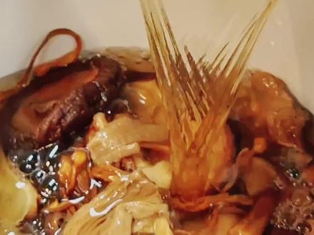 “菌菇高汤”秘技解锁!汤鲜菇香! “菌菇高汤”秘技解锁!汤鲜菇香!只需记住干菌菇煲汤,新鲜菌菇后放,和一些小诀窍!汤清、味纯、菇香,鲜到眉毛掉下来!#素食 #素食菜谱 #美食教程 #菌菇汤 #抖音美食推荐官 Unlock the Secret to “Mushroom Broth” – Deep Umami & Rich Aroma! The secret to fragrant, umami-packed mushroom broth is out! Just remember: dry mushrooms for simmering, fresh mushrooms added later, plus a few pro tips! The result? Clear, pure, and intensely aromatic broth—so fresh, it’ll blow your mind!