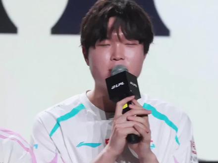 网上说说得了 现实中见到bin哥谁不想急头白脸地喊一句世一上
这现场观众别太宠彬大哥了好吗 又给彬大哥听美了
“等打完先锋赛我会证明我就是世界第一上单”
#blg #bin #lpl #我依然是世一上 #bin哥厉害