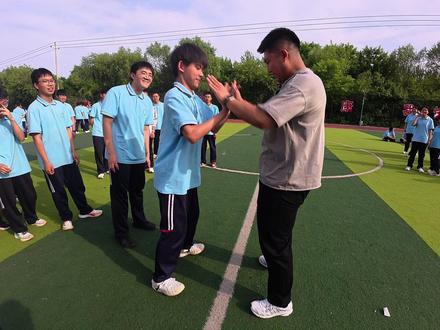 00后老师再上一遍高中:之推手游戏,和学生们的内功对决! #00后老师 #再上一遍高中 #体育老师 #校园vlog #体育课