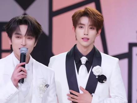 紧张,心慌的情绪在镜头前放大,好在Leo哥哥带头暖心鼓励,非常感谢!#新加入成员 #喜悦男团#喜悦最新分组#喜悦X寇聪#寇聪@X-寇聪🎸(喜悦) @X-Leo🍪(喜悦) @喜悦-X