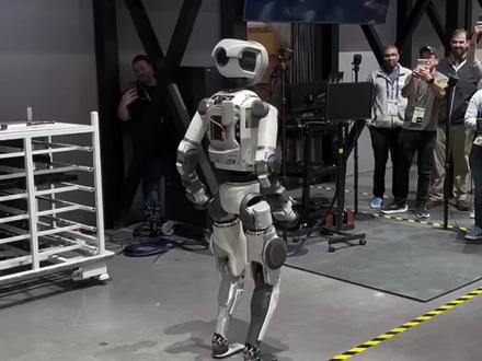 当“摔倒”成为所有探索者的共同注脚#小鹏机器人Iron线下首秀#开着小鹏回家过年#小鹏汽车