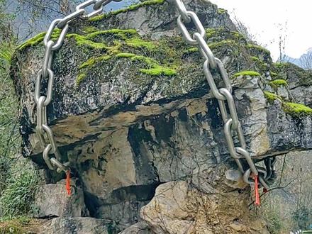 去神农架路上铁链锁住的巨石,传说是为了锁住洞里的蟒蛇