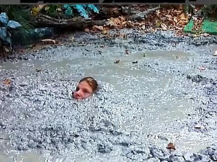 假如掉入沼泽该如何自救?泥潭之中真的有那么可怕吗? #沼泽 #流沙 #涨知识